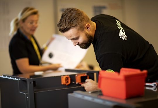 En testare undersöker en ny design på Alelions fabrik.