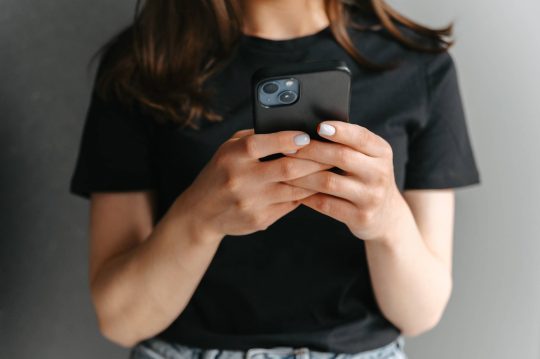 En kvinna som uppdaterar sin linkedinprofil.
