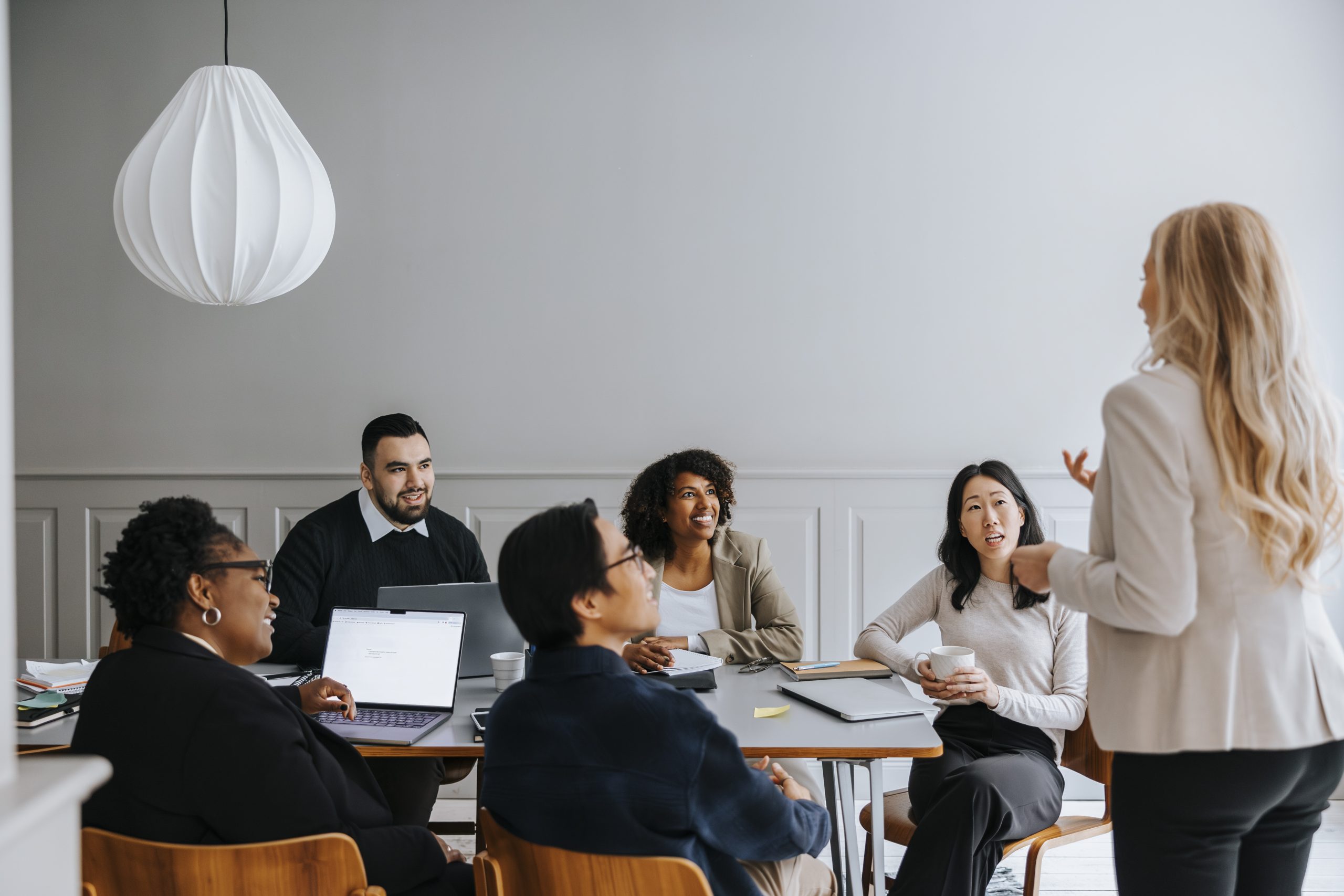 Rekrytering 2026 diskuteras på ett kontor.